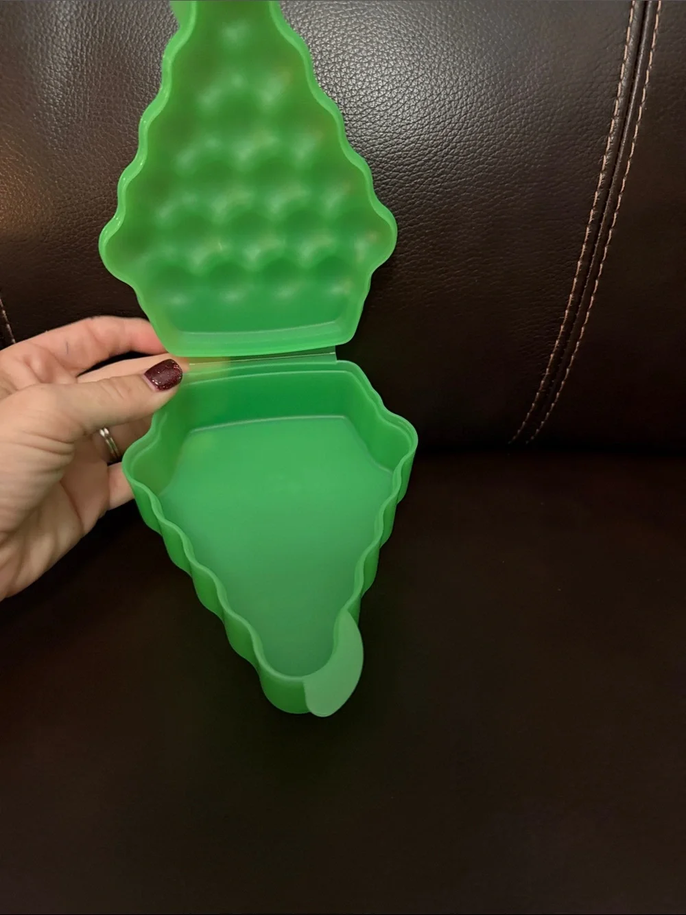 Tupperware Grape keeper - Green - small scratch